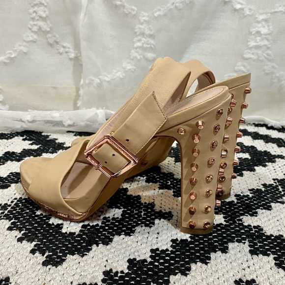 Vince Camuto Altman gold Studded nude heels size 8 - Picture 5 of 10
